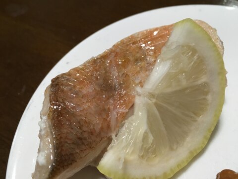 白身魚のガーリックバター焼き レモン添え
